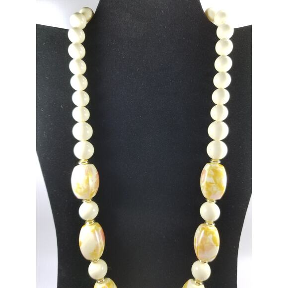 Coro Cream Marbleized Graduated Beaded Signed Vintage Single Strand Necklace - Picture 5 of 10